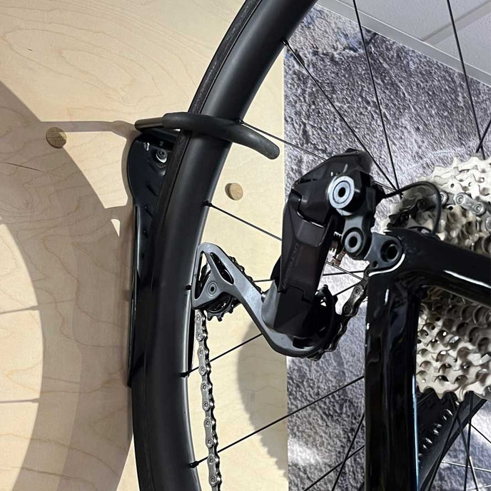 Držiak bicykla na stenu za predné koleso